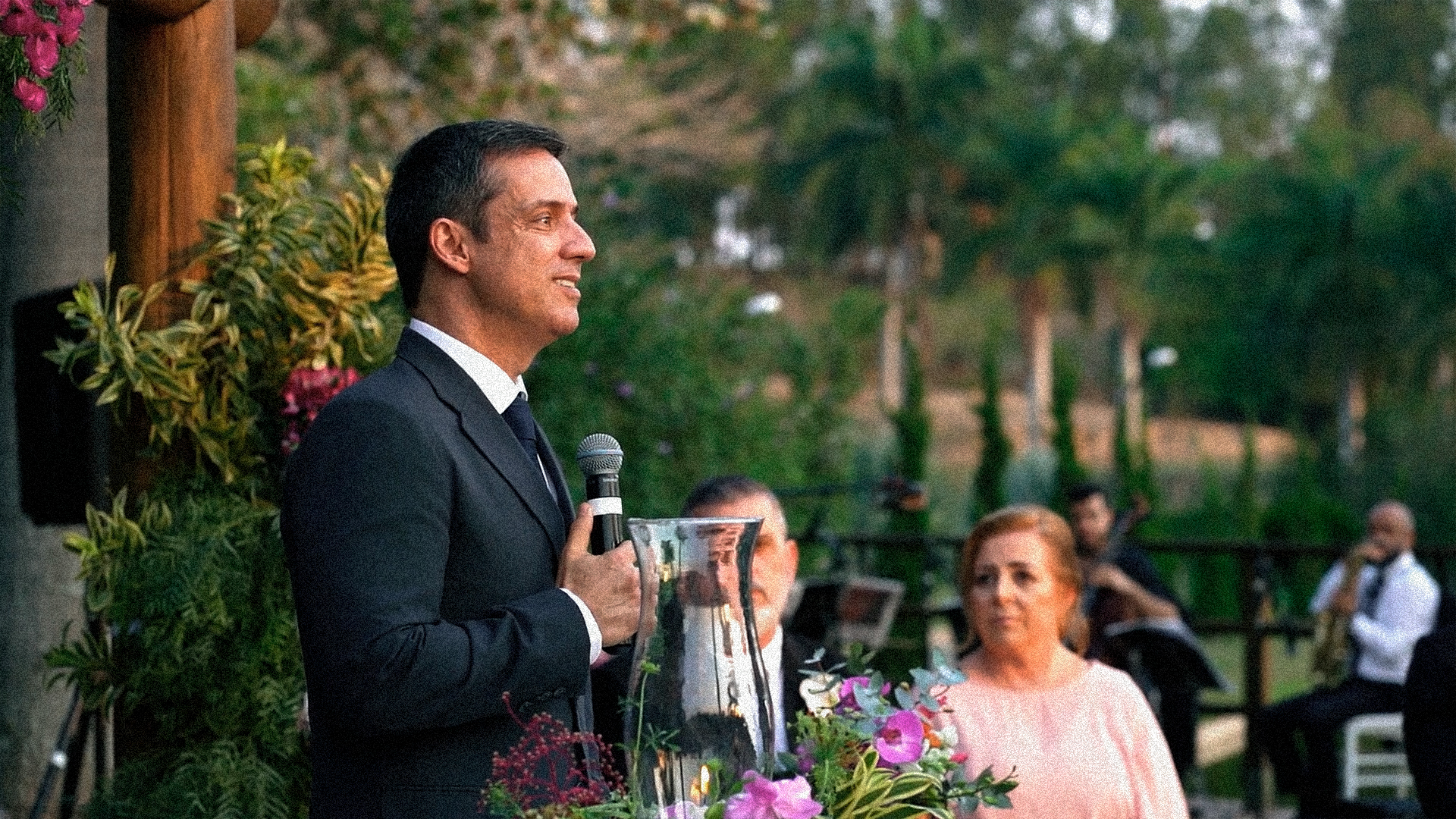 Jarbas Fanelli conduzindo uma cerimônia de casamento